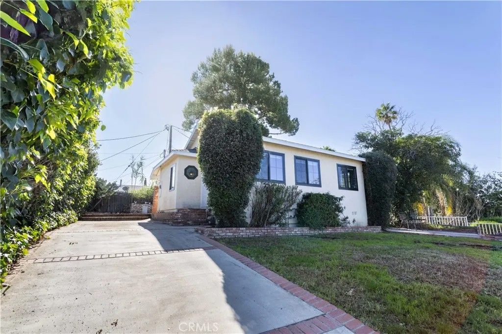 Photo of 11478 Kamloops Street, Sylmar, CA 91342 (MLS # SR26022197)