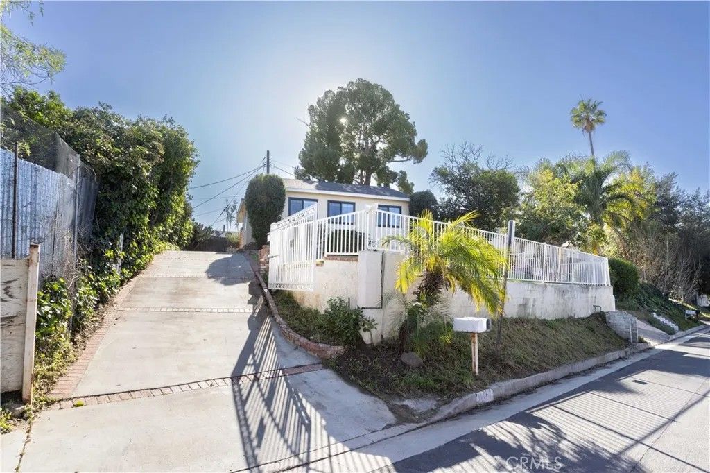 Photo of 11478 Kamloops Street, Sylmar, CA 91342 (MLS # SR26022197)