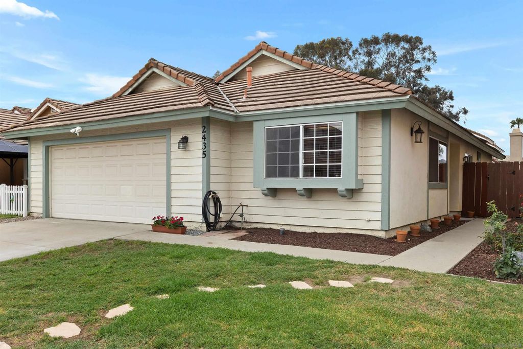 Photo of 2435 Heatherwood Ct, Escondido, CA 92026 (MLS # 260011745)