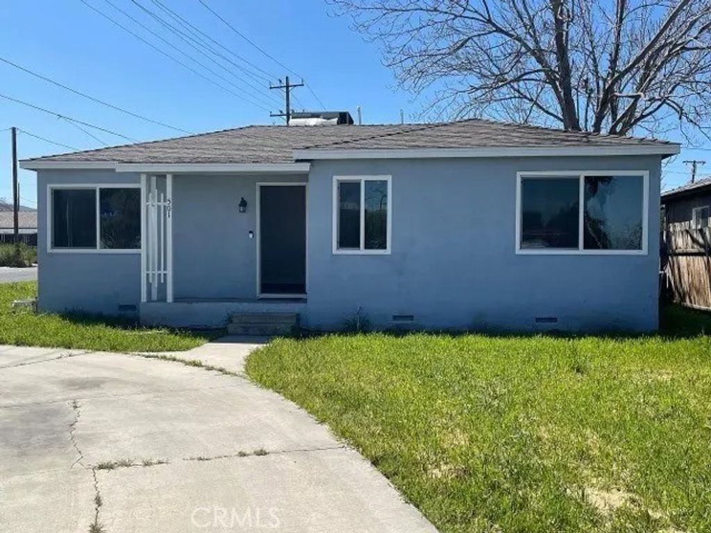 Photo of 501 W Latham Ave, Hemet, CA 92543 (MLS # DW26062698)