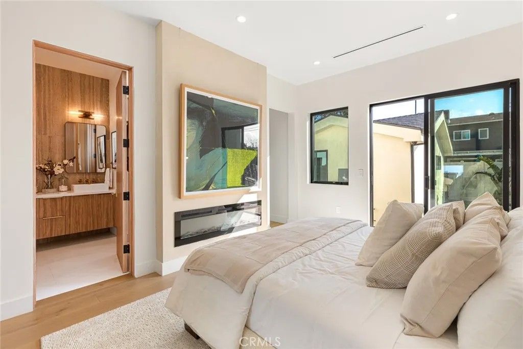 Photo of 11954 Collins Street, Valley Village, CA 91607 (MLS # SR26018518)