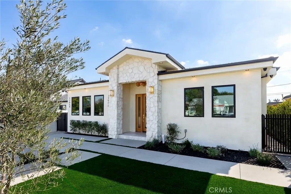 Photo of 11954 Collins Street, Valley Village, CA 91607 (MLS # SR26018518)