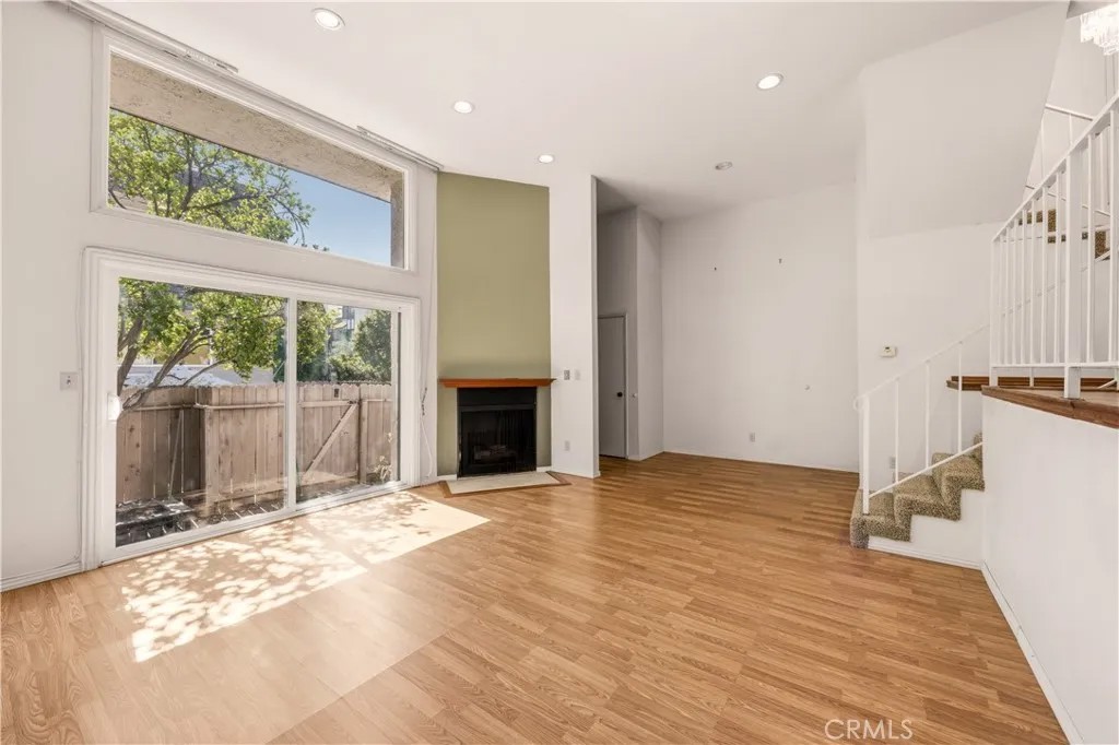 17943 Magnolia Boulevard 16