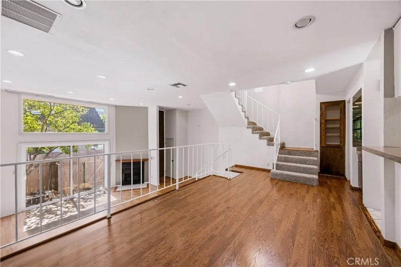 17943 Magnolia Boulevard 16