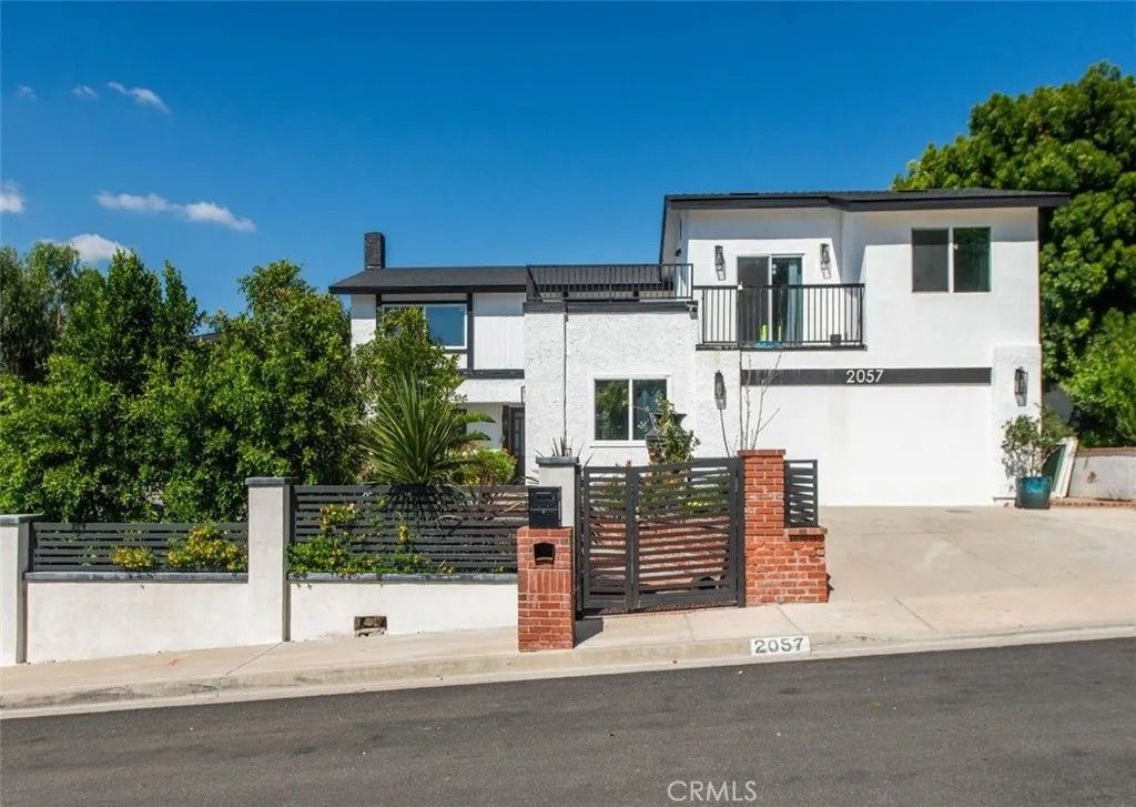 Photo of 2057 Woodglen Street, Simi Valley, CA 93065 (MLS # SR26054290)