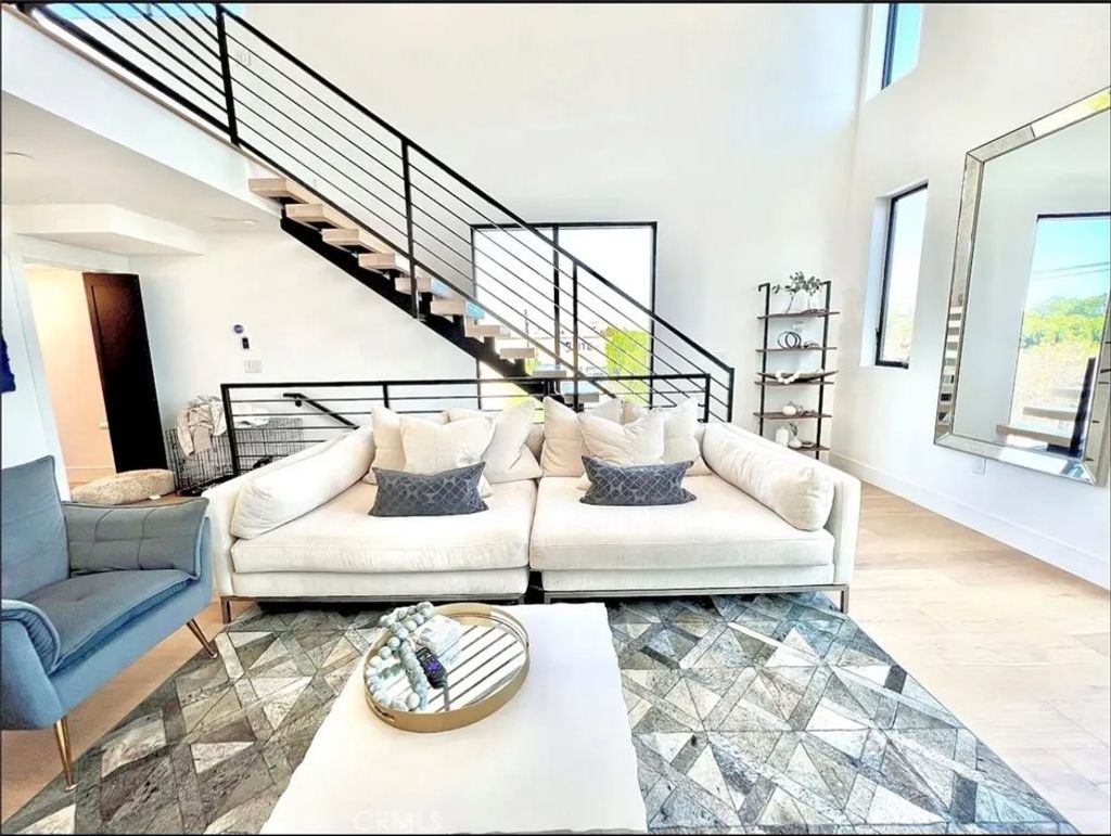 Photo of 11326 victory Blvd, North Hollywood, CA 91606 (MLS # SR26081067)