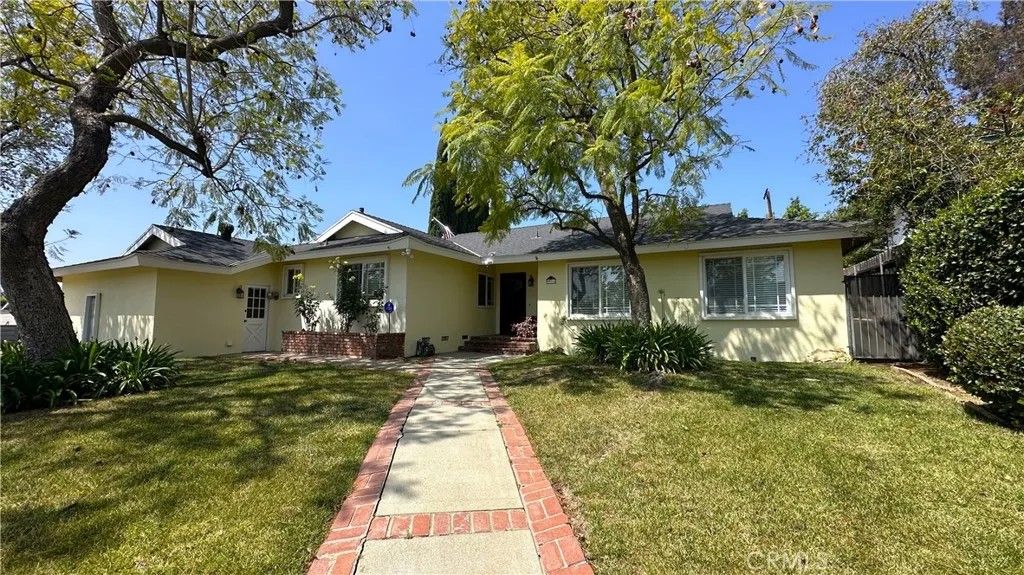 Photo of 9931 Amestoy Avenue, Northridge, CA 91325 (MLS # SR26095126)