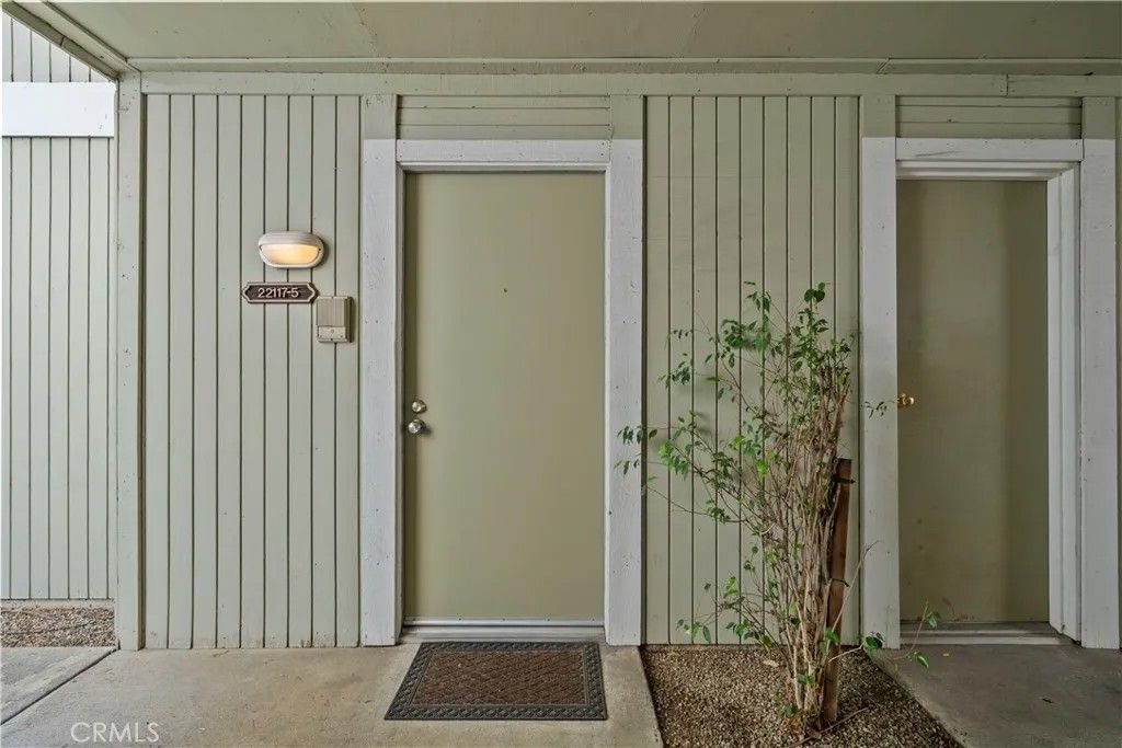 Photo of 22117 Burbank Blvd #5, Woodland Hills, CA 91367 (MLS # SR26064581)