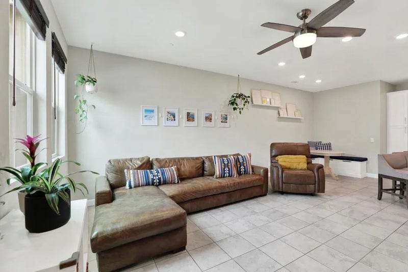 1087 Delpy View