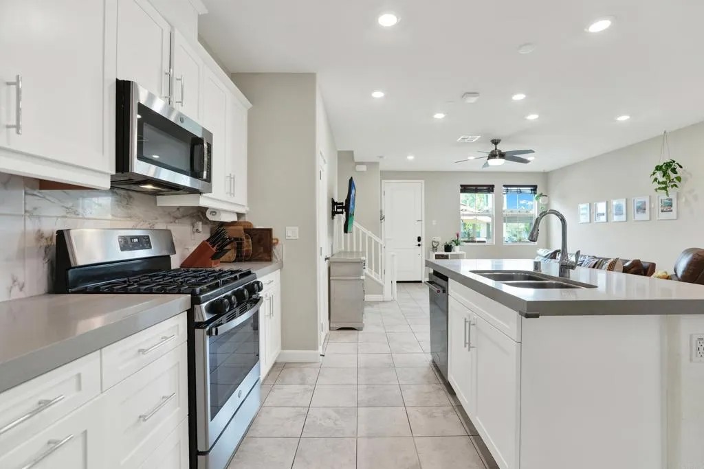 1087 Delpy View