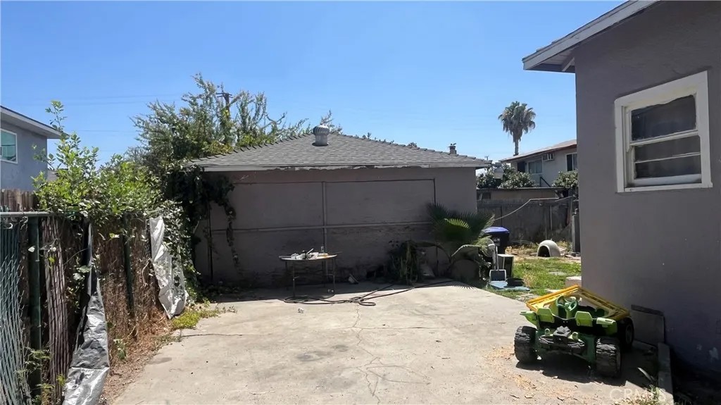 1259 N Mountain View