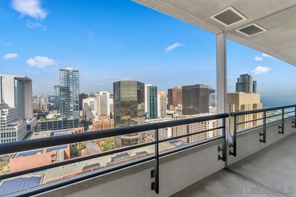 Photo of 700 Front St #2105, San Diego, CA 92101 (MLS # 250044369)