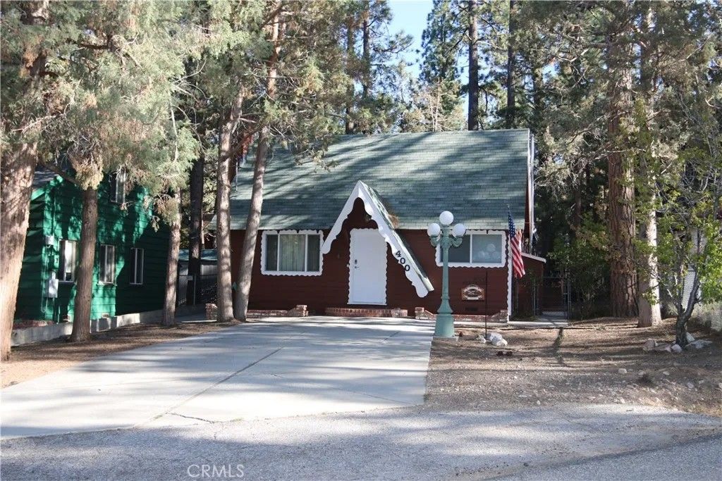 Photo of 400 Shakespeare Ln, Big Bear Lake, CA 92314 (MLS # TR26095476)
