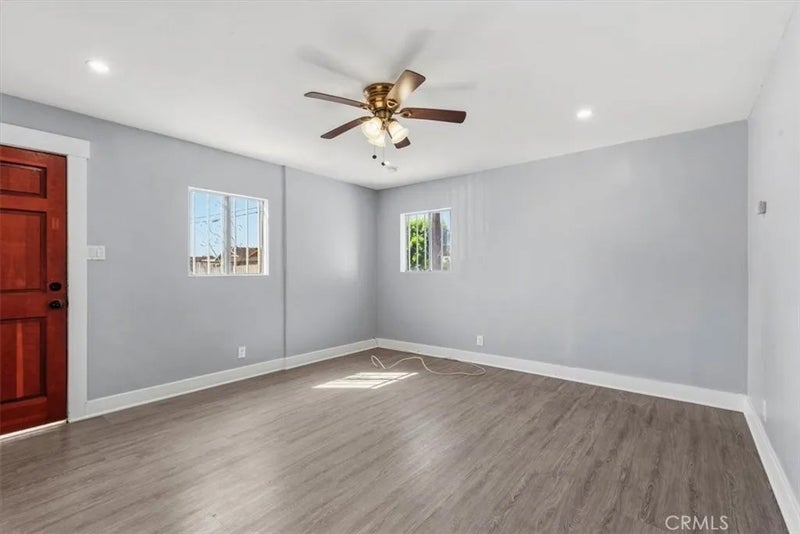 1049 W 67th