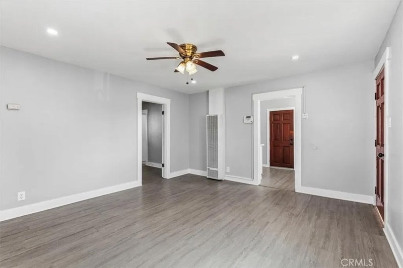 1049 W 67th