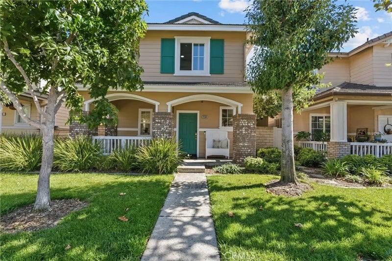 230 E Pleasant Valley