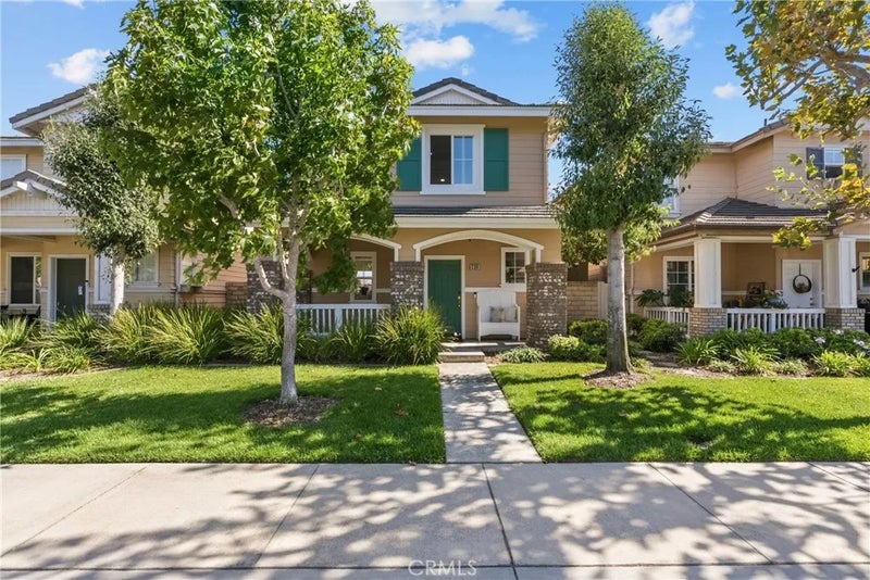 230 E Pleasant Valley