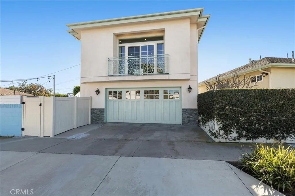 Photo of 1300 S Helberta Avenue #2, Redondo Beach, CA 90277 (MLS # SB26040013)