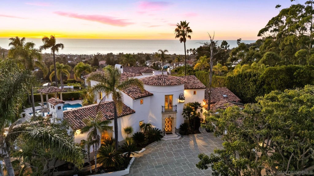 Photo of 6692 La Jolla Scenic Dr S Dr, La Jolla, CA 92037 (MLS # 260023252)