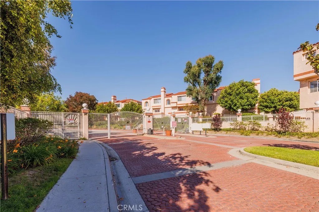 3101 Plaza Del Amo 57