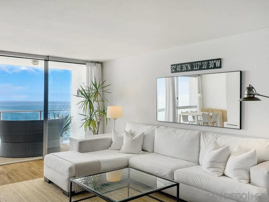 1760 Avenida del Mundo 1205