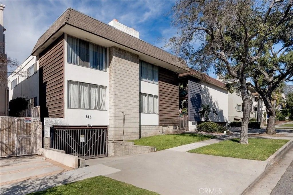 Photo of 615 E Olive Ave #A, Burbank, CA 91501 (MLS # BB26030669)