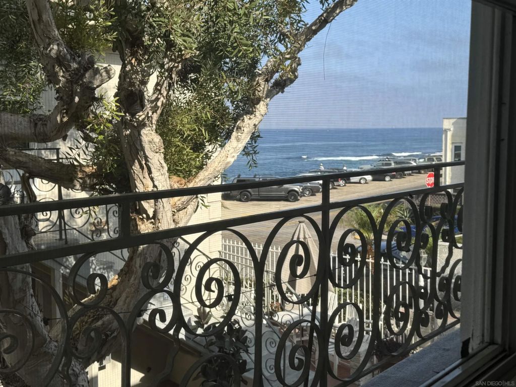 Photo of 215 Bonair St #8, La Jolla, CA 92037 (MLS # 250018734)