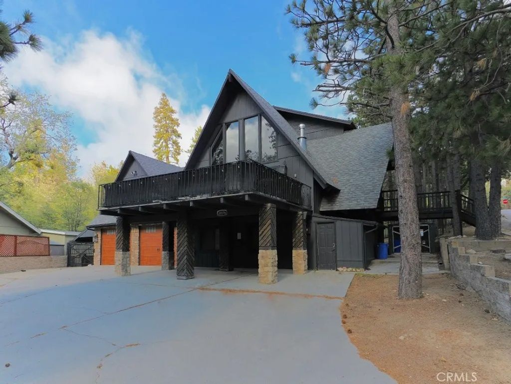 Photo of 28596 North Bay Rd, Lake Arrowhead, CA 92352 (MLS # CV26097206)