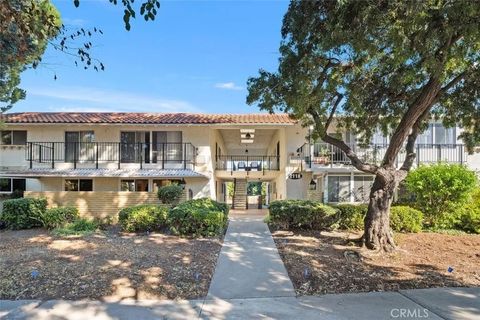 Photo of 2118 Via Puerta #D, Laguna Woods, CA 92637 (MLS # OC25240397)