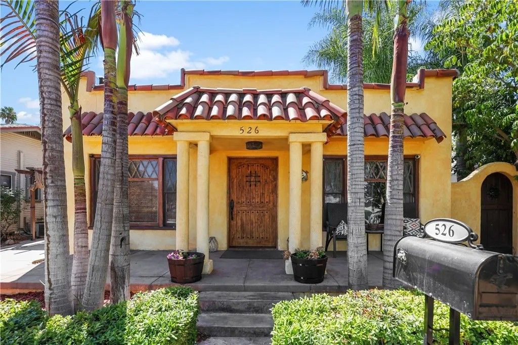 Photo of 526 W 11th St, Corona, CA 92882 (MLS # PW25244897)