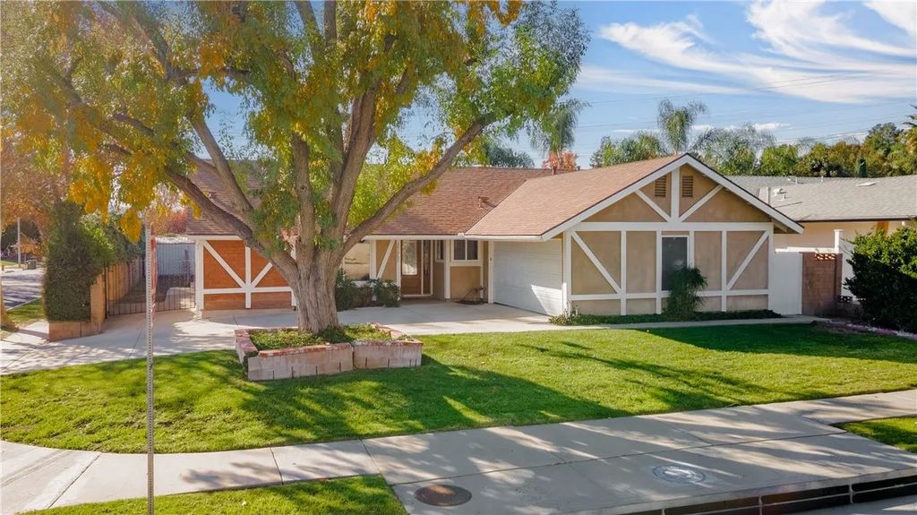 Photo of 27967 Urbandale Ave, Saugus, CA 91350 (MLS # SR25273116)