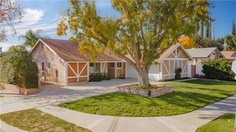 Photo of 27967 Urbandale Ave, Saugus, CA 91350 (MLS # SR25273116)