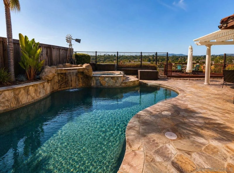 2327 Clearcrest LN