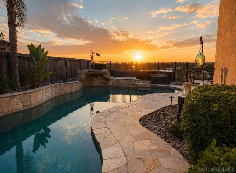 2327 Clearcrest LN