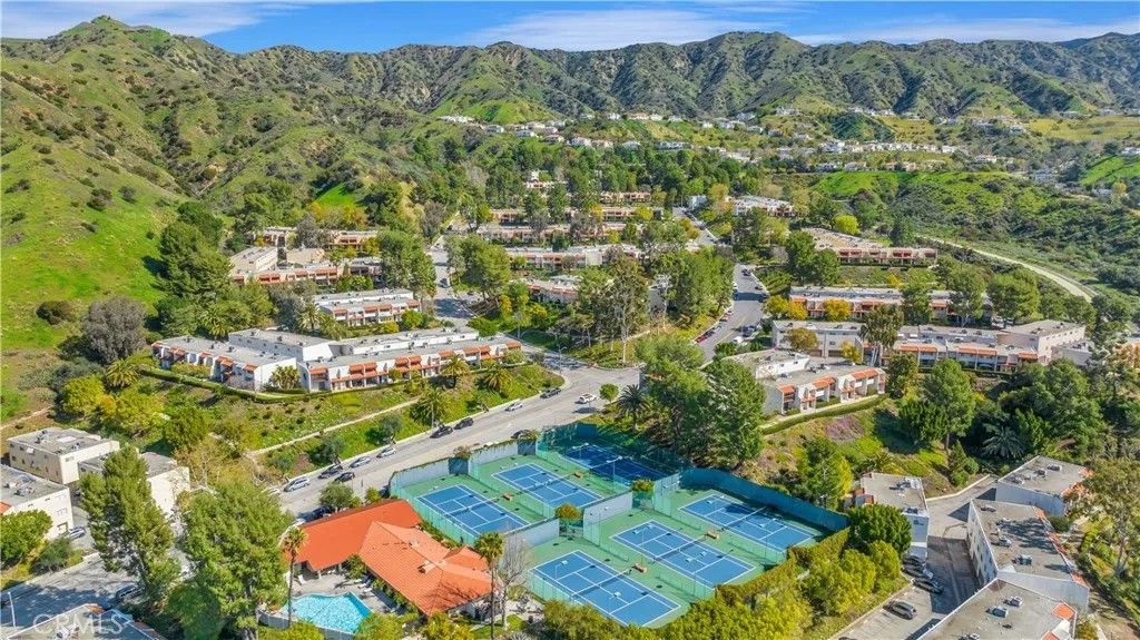 Photo of 9502 Via Salerno, Burbank, CA 91504 (MLS # SR25272484)