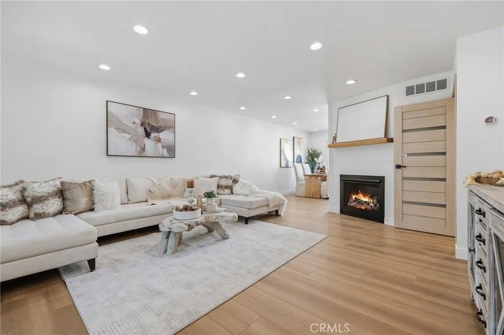 Photo of 9502 Via Salerno, Burbank, CA 91504 (MLS # SR25272484)