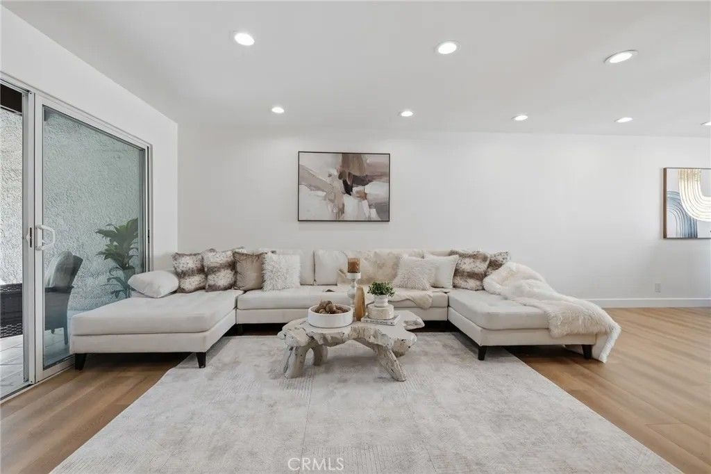 Photo of 9502 Via Salerno, Burbank, CA 91504 (MLS # SR25272484)