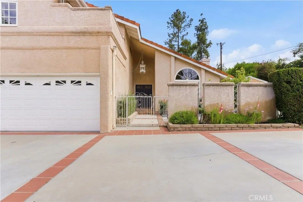 Photo of 19511 Rosita ST, Tarzana, CA 91356 (MLS # GD26104661)