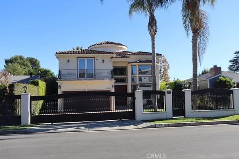Photo of 4818 Lemona, Sherman Oaks, CA 91403 (MLS # SR25275671)