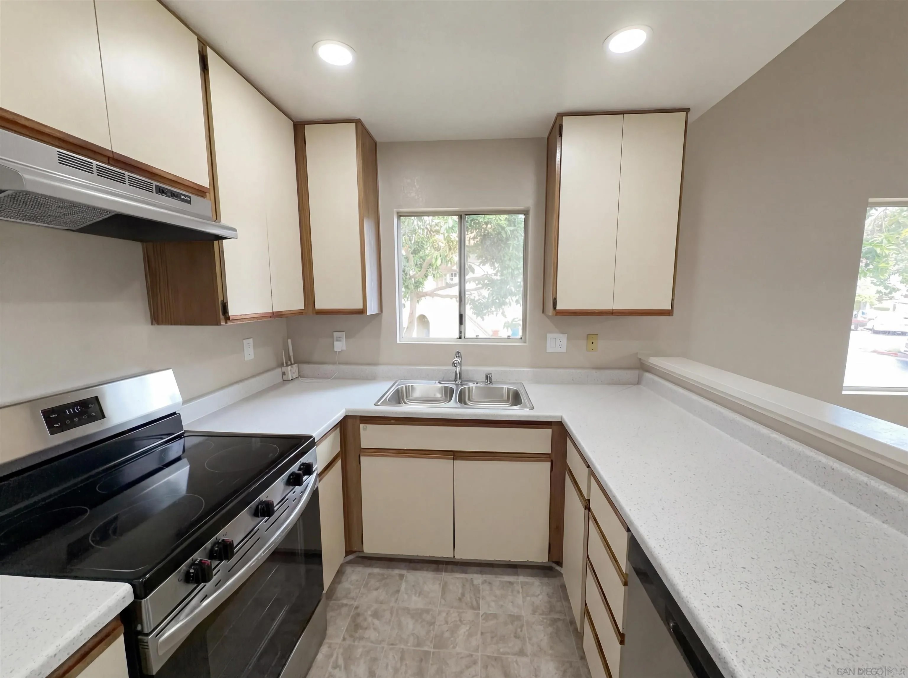 11231 Avenida De Los Lobos H