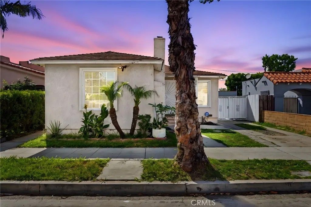 Photo of 5623 Lemon Avenue, Long Beach, CA 90805 (MLS # DW26081632)