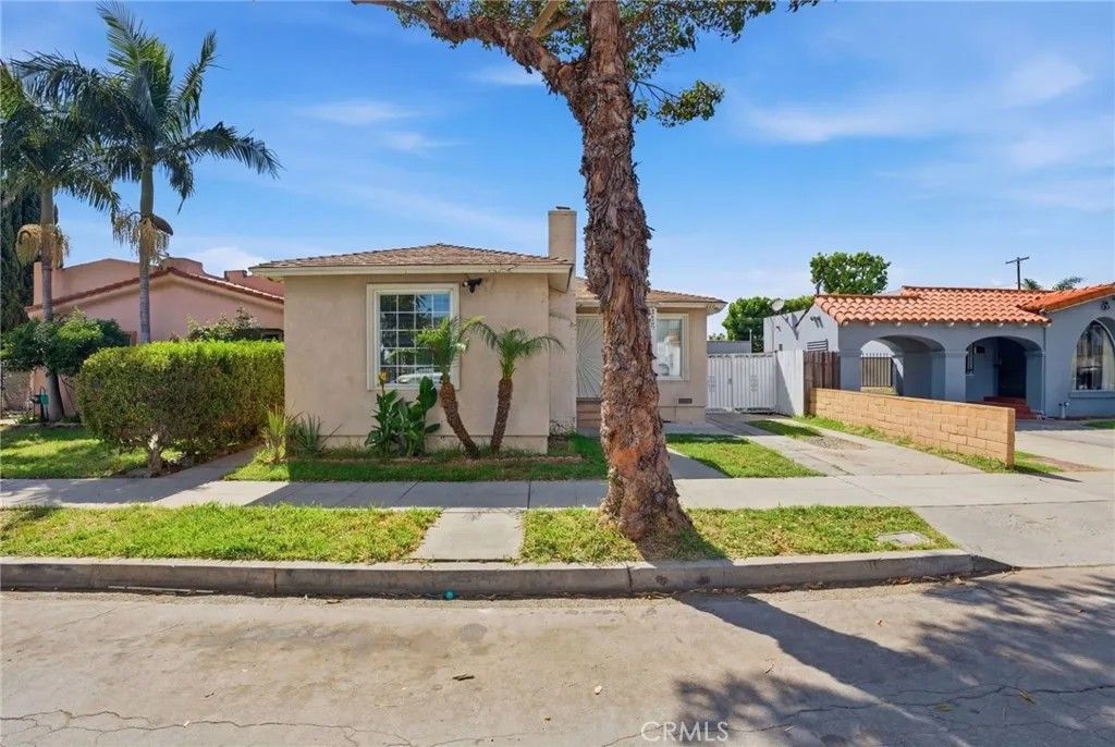 Photo of 5623 Lemon Avenue, Long Beach, CA 90805 (MLS # DW26081632)