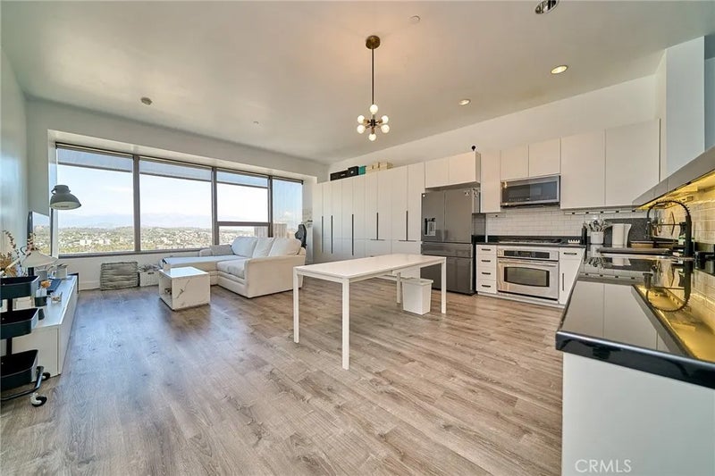 1100 Wilshire 2204