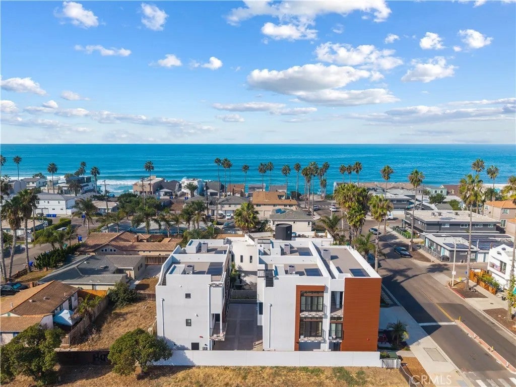 215 Oceanside Blvd 4