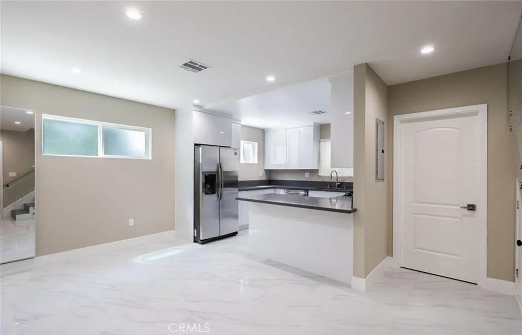 Photo of 5636 Farralone Ave, Woodland Hills, CA 91367 (MLS # SR26092077)