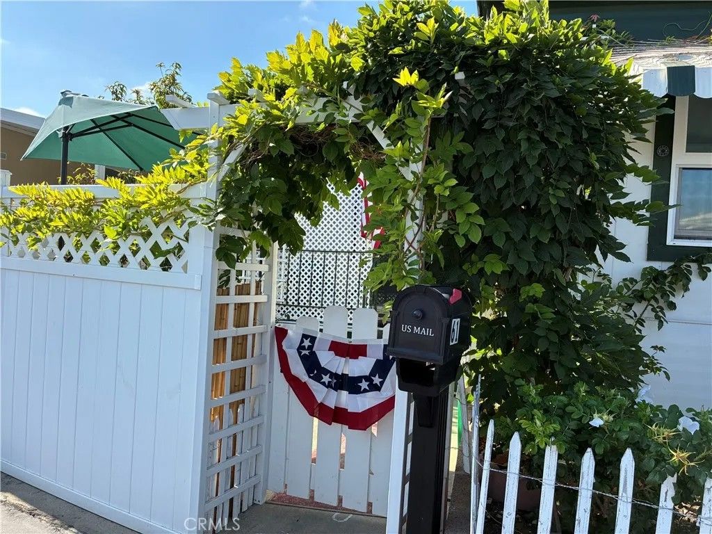 Photo of 61 Hummingbird Ln, Oceanside, CA 92057 (MLS # HD26035389)