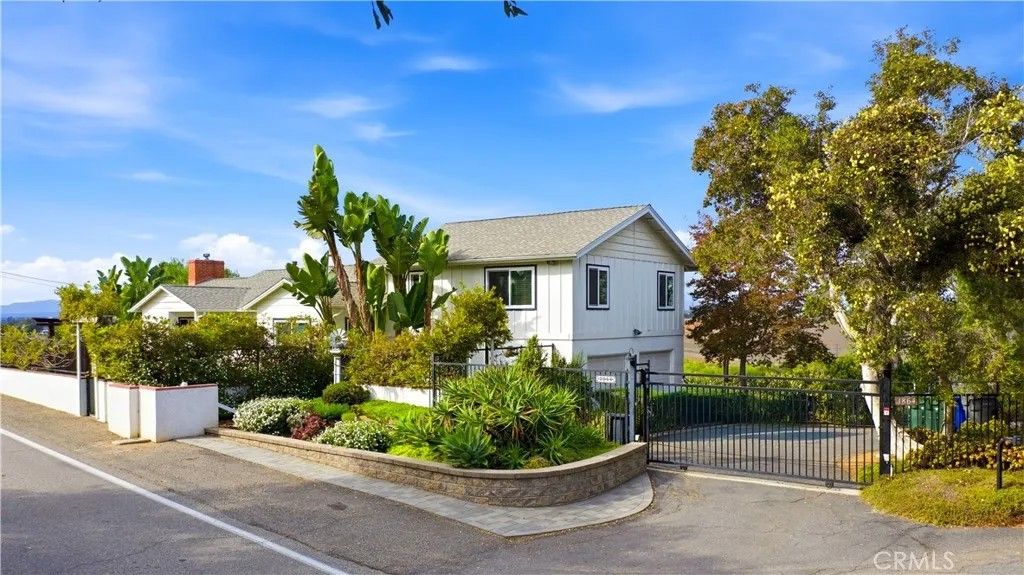 Photo of 1864 Winterwarm Dr, Fallbrook, CA 92028 (MLS # SW25254242)