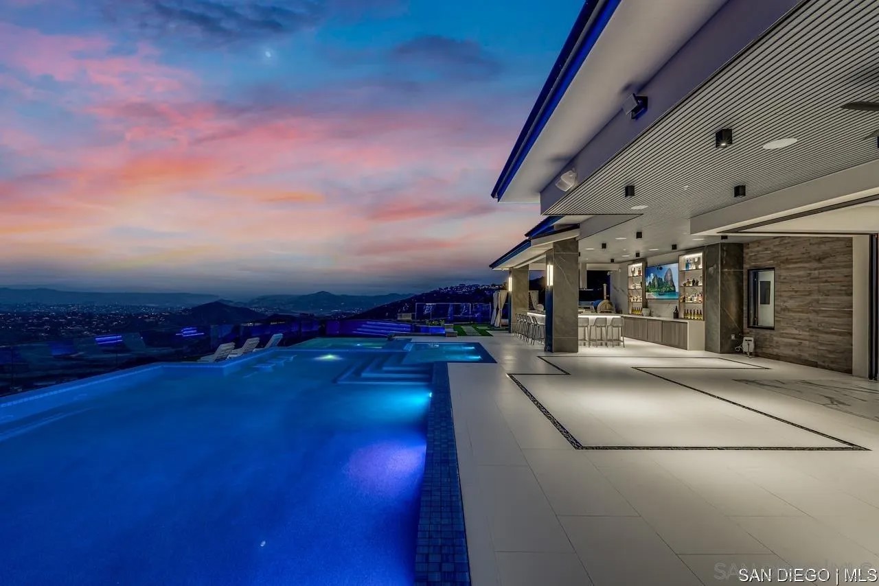 18386 Avenida Apice
