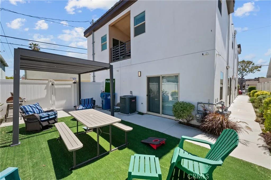 Photo of 1013 E La Palma, Inglewood, CA 90301 (MLS # SR26079760)