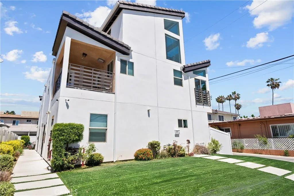 Photo of 1013 E La Palma, Inglewood, CA 90301 (MLS # SR26079760)